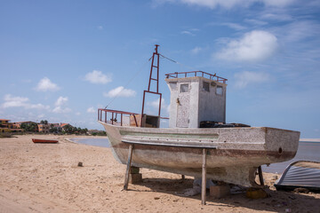 Viejo barco de pesca varado en la playa de Cabral en Boa Vista, Cabo Verde