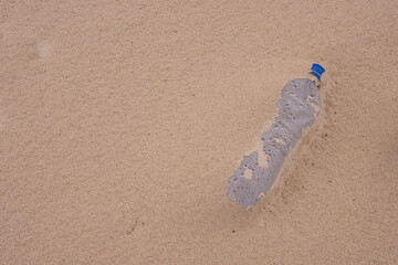 Resto de botella plástica en las playas de Boavista en Cabo Verde