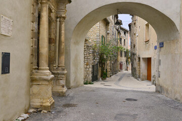 Porche rue des Quiastres et rue du Paty à Buis-Les-Baronnies (26170), département de la Drôme en...