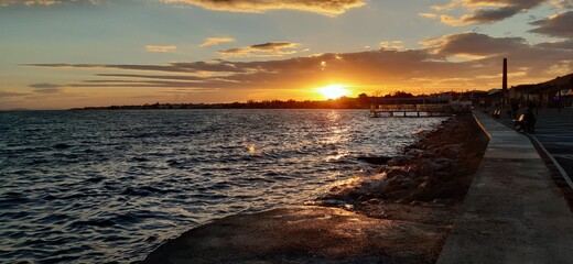 Naklejka premium sunset over the river