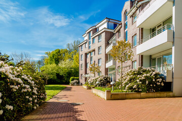 Fototapeta na wymiar Hannover Bemerode. Wohnungen am Gutspark. Hanover Bemerode. Apartments at the estate park.
