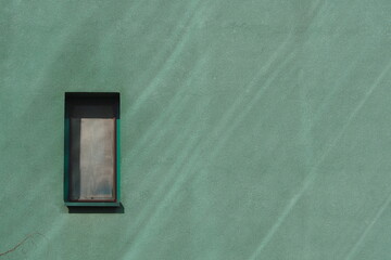Tekstura zielonej ściany z oknem - obrazy, fototapety, plakaty