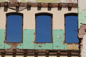 Widok na niebo przez zostałe okna zburzonego budynku © vofchok