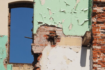 Stara poszarpana ściana z obdartą farbą i dziurą © vofchok