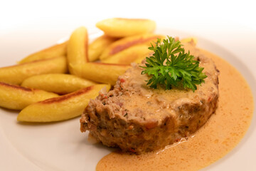 Hackbraten mit Schupfnudeln