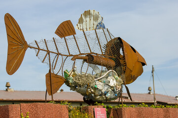 Śmietnik w kształcie ryby symbol zanieczyszczenia środowiska wodnego © Monika