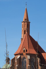 Katolicki kościół z wieżą na tle nieba, Wrocław, Polska
