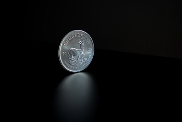 Silber Münze 1 Unze Krügerrand 2020 reflektiert auf schwarzem Untergrund - obrazy, fototapety, plakaty
