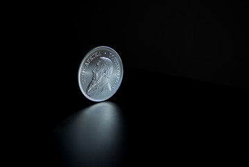 Silber Münze 1 Unze South Africa 2020 reflektiert auf schwarzem Untergrund - obrazy, fototapety, plakaty