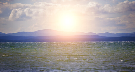 Obraz premium Sunrise over the lake in cloudy sky