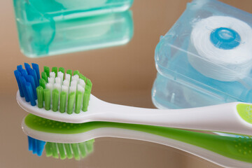 cepillo de dientes e hilo dental higiene bucal