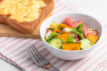 サラダとチーズトースト