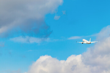 Naklejka na ściany i meble 青い空と白い飛行機