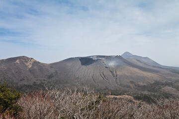 霧島新燃岳と高千穂峰	