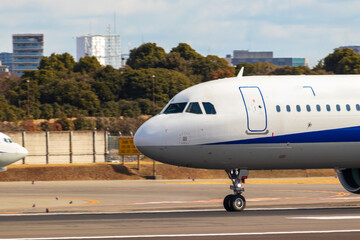 Obraz premium 滑走路を走る飛行機