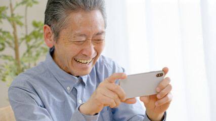 シニア男性・スマホ