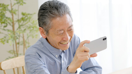 シニア男性・スマホ