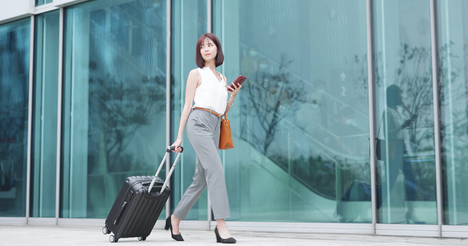 businesswoman speak on smart phone