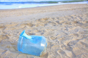 Fototapeta na wymiar 浜辺に残された砂遊び道具