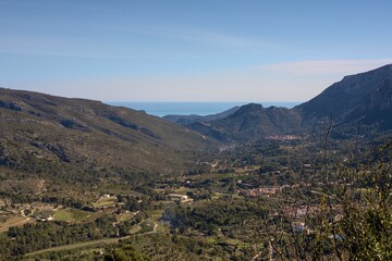 el mar se ve detrás de las montañas