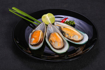 Half mussels with lime and pepper