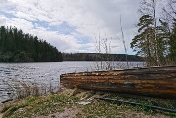 Fototapeta na wymiar Old boat by the lake 