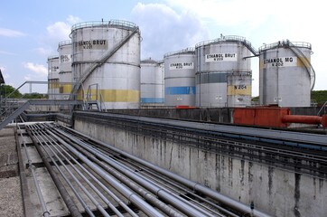 Fototapeta na wymiar Biocarburant, Bioéthanol, usine d'Arcis sur Aube, cuves de stockage