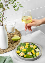 spinach salad with mango and cheese