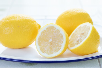 お皿に並べた新鮮なカットレモン