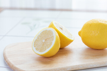 新鮮なカットされたレモン