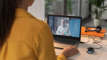 Obraz premium Woman talking to a doctor online