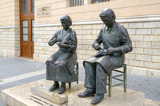 monumento a los  zapateros , Inca,  plaza de Sa Quartera, obra de la escultora catalana Rosa G. Ferr&aacute;ndiz, Mallorca, balearic islands, spain, europe