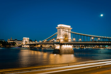 Obraz premium Illuminated Chain Bridge in Budapest on a summer night