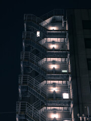Fototapeta premium 夜の古い高層ビルの非常階段