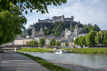 Fototapeta na wymiar city center of salzburg with cathedral and fortress