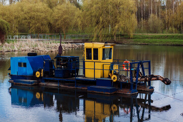 Naklejka premium Trash skimmer boat
