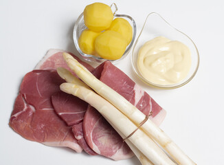 Frischer Weißer Spargel mit Schinken, Kartoffeln und Sauce hollandaise 