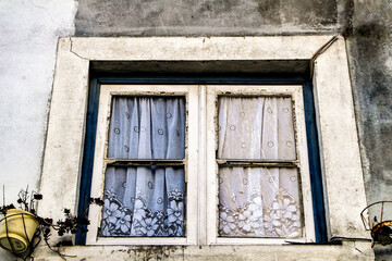 Fototapeta na wymiar Old and colorful facade in Lisbon