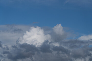Fototapeta na wymiar beautiful cumulus clouds over the city
