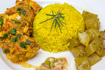 Assiette créole réunionnaise, riz safrané, cari de thon, daube de chouchou et rougails