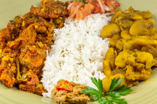 Assiette cr&eacute;ole tradiction elle, rougail de morue, riz blanc, gris pois et rougails 