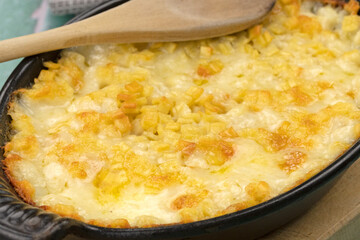 plat de croziflette sur une table	