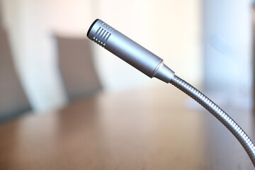 Konzept Kommunikation: Freigestellte Nahaufnahme eines Mikrofons in einem Besprechungsraum oder...