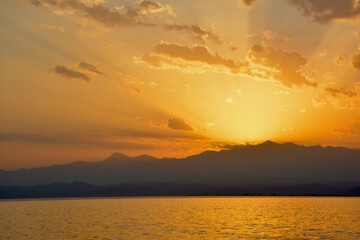 Soleil derrière la montagne