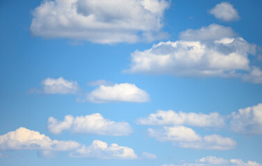 Obraz premium blue sky with white fluffy clouds on a summer day