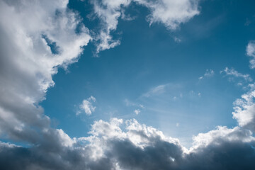 ciel bleu avec des nuages sombres
