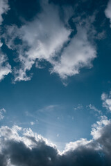 Naklejka na ściany i meble ciel bleu avec des nuages sombres