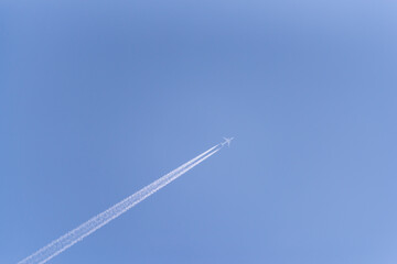 青空に描かれるきれいな飛行機雲