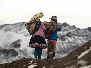 Crédence de cuisine en verre imprimé Vinicunca Indigenous local in traditional colourful andean clothes at Vinicunca Rainbow Mountain, Cuzco Peru Andes in snowy winter
