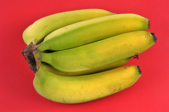 Bananes mûres en gros plan sur fond rouge